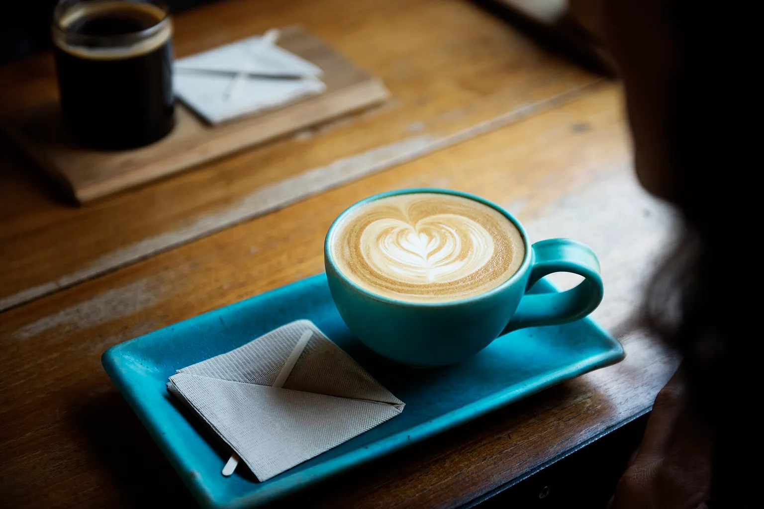 Kaffeetasse auf einem Holztisch als Symbol für die Arbeitspause